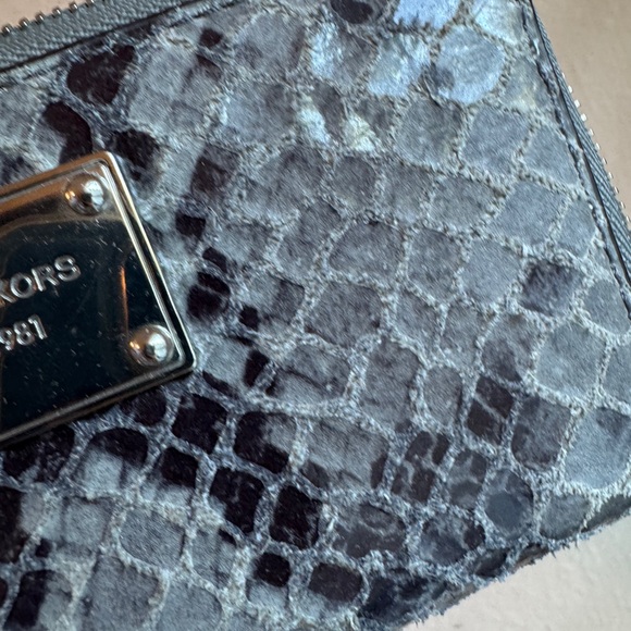 Michael Kors Snake Embossed wristlet - Picture 6 of 6